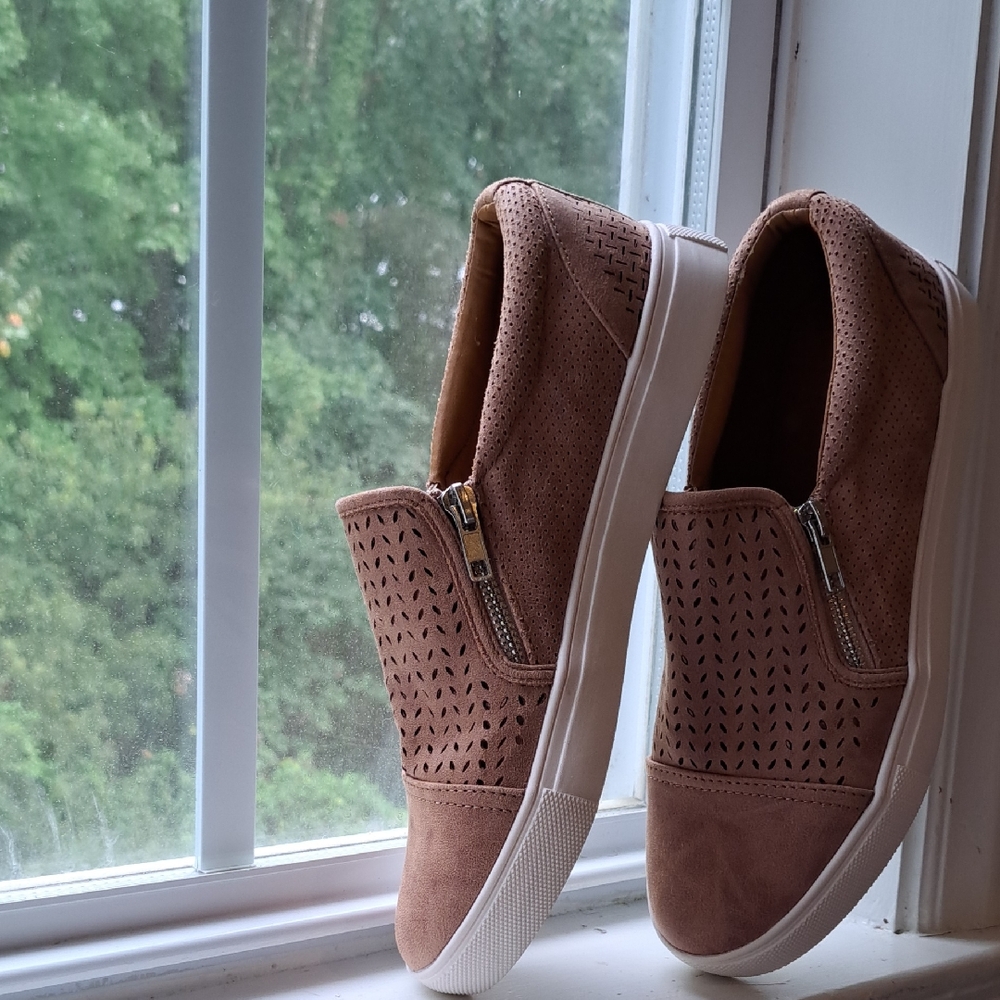 Confortable Report Tan Perforated Slip-On Shoes 8.5